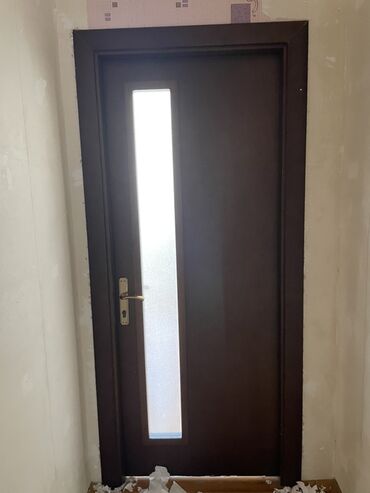 Otaq qapıları: 4 ədəd Qəhvəyi rəngdə, şüşəli daxili qapı. Qapının dizaynı müasirdir