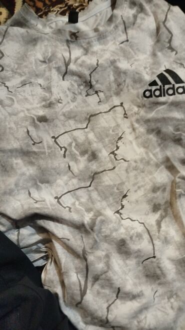 футболка с рукавом: Эта футболка Adidas унисекс с коротким рукавом идеально подходит для