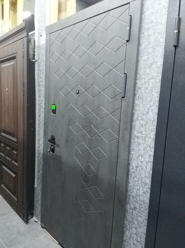 Tavan: Boz rəngdə, romb formalı naxışlarla bəzədilmiş qapı. Bu model həm