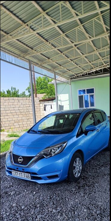 Розетки: Nissan Note e-POWER, mavi rəng, şəhər üçün ideal hibrid hatchback