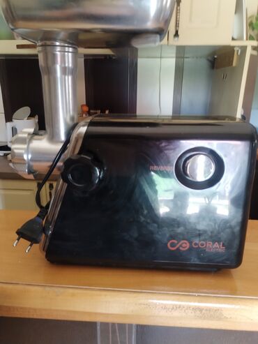 Mašine za mlevenje mesa: Električna mašina za mlevenje mesa marke Coral. Aparat je crne boje sa na lalafo.rs — 3 Mašine za mlevenje mesa: Električna mašina za mlevenje mesa marke Coral. Aparat je crne boje sa — 3