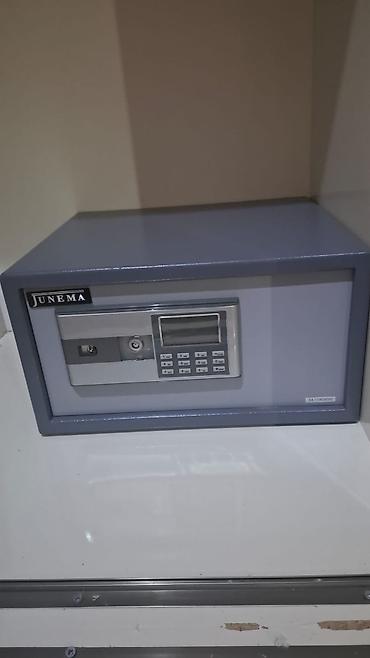 silah seyf: Junema elektron seyf Qiymət: 130 AZN Ünvan: Əcəmi Ölçülər: eni 43 sm — 1