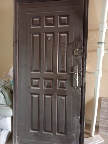 Giriş qapıları: Metal giriş qapısı - Material: möhkəm polad/metal konstruksiya -