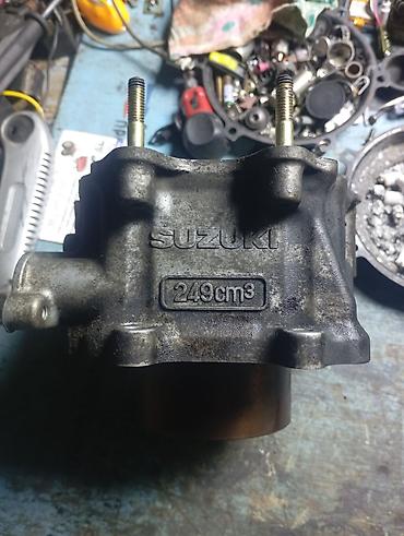 Двигатели, моторы и ГБЦ: ГБЦ Suzuki 0.2 л, Оригинал — 1