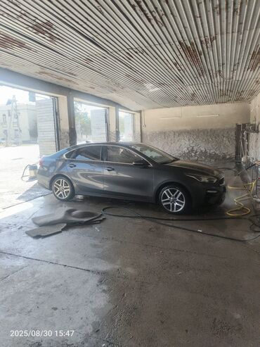 авто в рассрочку лизинг: Седан Kia Forte в сером цвете, предназначенный для ежедневных поездок