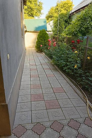 двор: Продаю двухэтажный дом, (полдома, но с отдельными воротами и двором) — 5