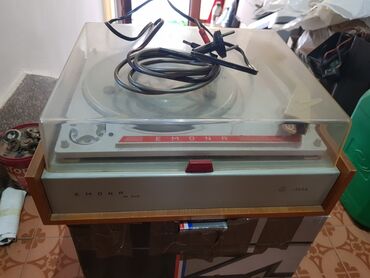 Stari uređaji: Vintage gramofoni – dve jedinice Opis 1: - Mehanički gramofon sa — 9