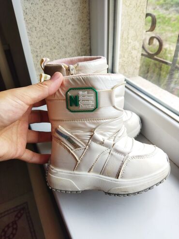 детская зимняя обувь бишкек: Продаю детские зимние сапоги (дутыши) на девочку 2-3 года. Размер 24