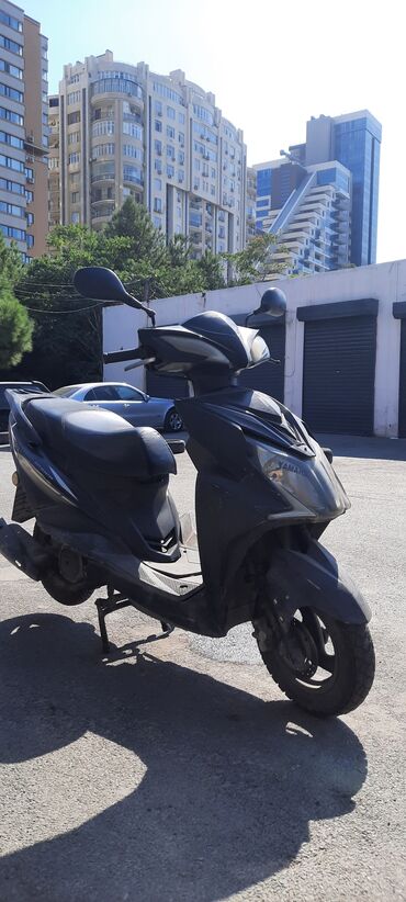 Yamaha moped alan adamin sari nomre ile pramoy adina kecirilecey