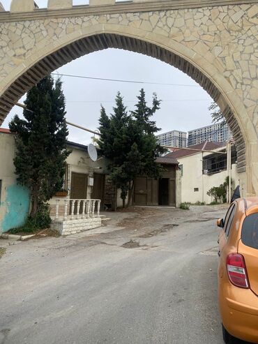 Anbar və emalatxanalar: 8Noyabr prospektində, Əbilov adlanan küçədə belə bir səliqəli həyət — 2