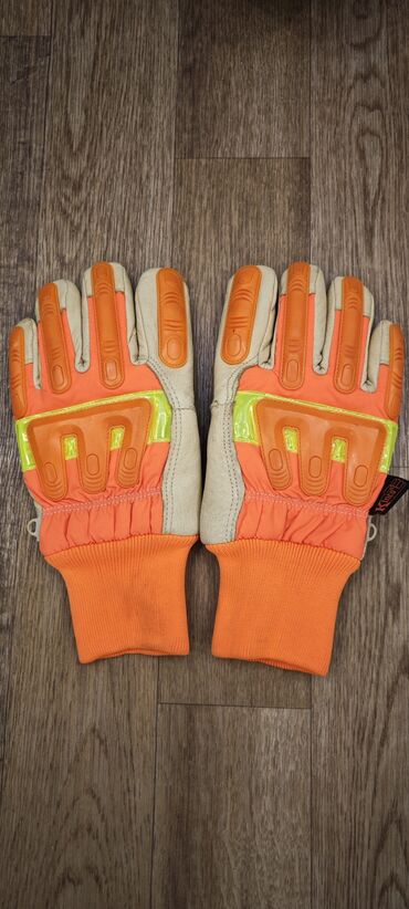 спорт перчатки: Продаю перчатки утеплённые фирменные
