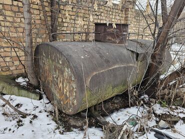 Другое оборудование для бизнеса: Бочка от водовоза спец металл. Длинна 2.8 м Ширина 1.7 м Высота 1 м