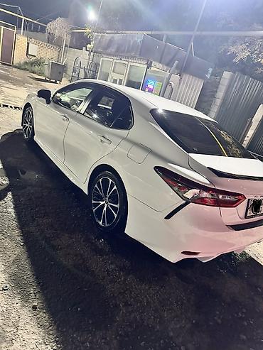 Транспорт: Toyota Camry: 2018 г., 2.5 л, Бензин, Седан — 2