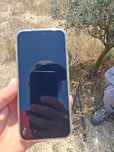 Smartfon - Tam ekranlı, ön kameraya uyğun mərkəz yerləşimli deşikli