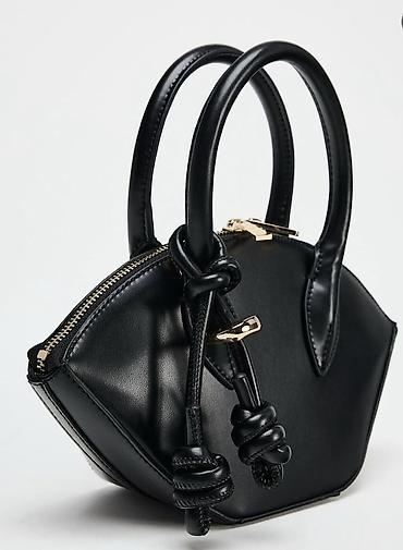 Çantalar: ZARA çanta 
bir neçe defe işlenib

#zara — 2