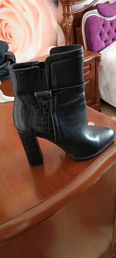 обувь женская 38: Ботинки и ботильоны 39.5, цвет - Черный