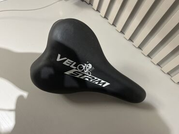 Velosiped ehtiyyat hissələri: Qara rəngdə, VELO STRIM markalı velosiped oturacağı. Rahat forma