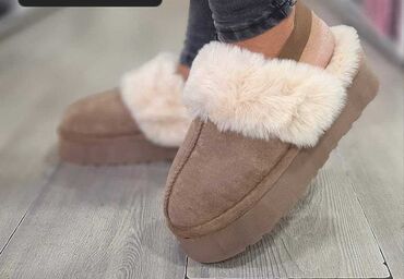 zara obuca cizme: Ugg slippers, 41