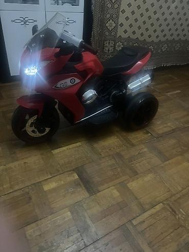forma ucuz: Uşaq elektrik motosikleti – 3 təkərli, idman stili, qırmızı rəng ela — 3