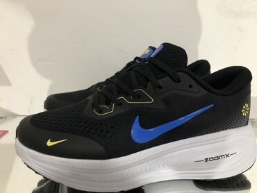 кроссовки для бега бишкек: Кроссовки Nike черного цвета с синими и желтыми акцентами. Модель
