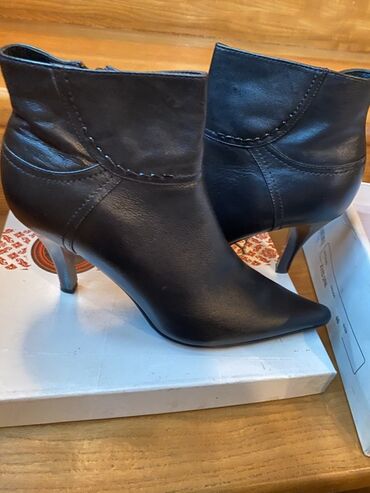 yuxuda uzuyun qasini itirmek: Qadın üçün qara dəri botilion - Stil: iti burun, incə hündür daban lalafo.az -da yuxuda uzuyun qasini itirmek: Qadın üçün qara dəri botilion - Stil: iti burun, incə hündür daban