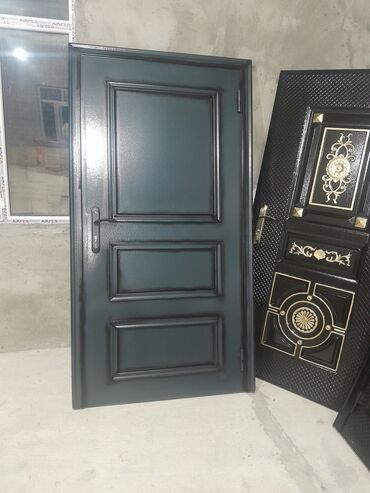 Giriş qapıları: Qara rəngdə, üzərində qızılı naxışlar olan dəmir qapı. Qapının -da lalafo.az — 4 Giriş qapıları: Qara rəngdə, üzərində qızılı naxışlar olan dəmir qapı. Qapının — 4