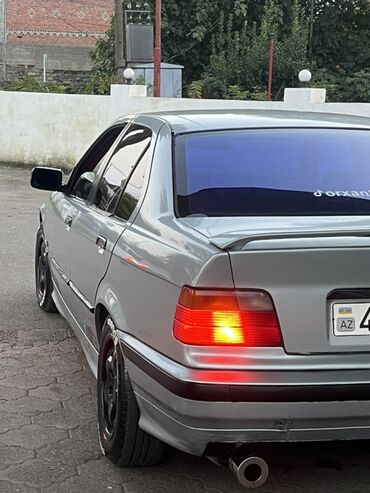 BMW: BMW 3 Series E36 sedan, gümüş rəng. - Kuzov: 4 qapı, M3 üslubunda yan — 7