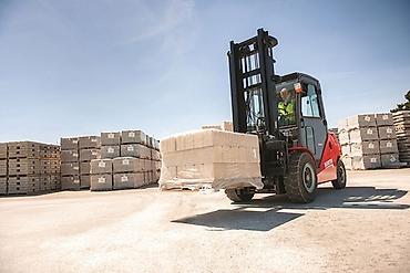 Сдаю Вилочный (Кара) погрузчик, 3500 тонн, 4 куб.м, Почасово at lalafo.kg Сдаю Вилочный (Кара) погрузчик, 3500 тонн, 4 куб.м, Почасово