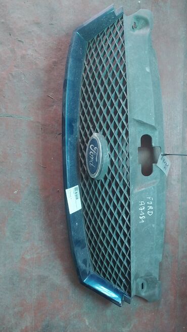 решетка 211: Решетка радиатора Ford 2002 г., Б/у, Оригинал
