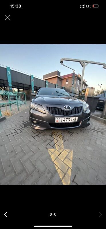 купить машину за 2000 долларов: Элегантный седан Toyota Camry, окрашенный в темно-серый цвет