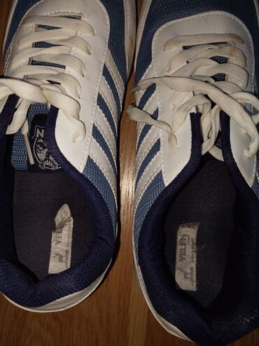 Krasofkalar və idman ayaqqabıları: Yelen krassovkası. Teze kimidir. 42 razmerdir. Baha alınıb 9 manat -da lalafo.az — 10 Krasofkalar və idman ayaqqabıları: Yelen krassovkası. Teze kimidir. 42 razmerdir. Baha alınıb 9 manat — 10