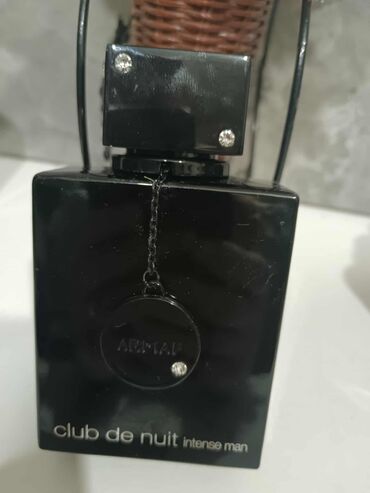 Parfemi: Crna bočica parfema Versace Crystal Noir sa fasetiranim čepom u obliku — 11