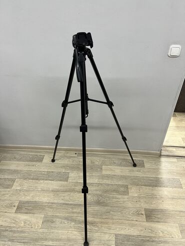 видео камира: Продаю штатив YUNTENG VCT-590RM. + микрофон. В хорошем состоянии