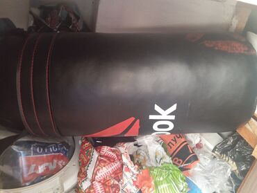 Маски, очки: Reebok brendinə məxsus qara rəngdə silindrik formalı boks kisəsi