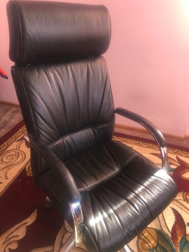 кожаное кресло для компьютера: Офис креслолор, Дөңгөлөктүү, түсү - Кара, Экокожа