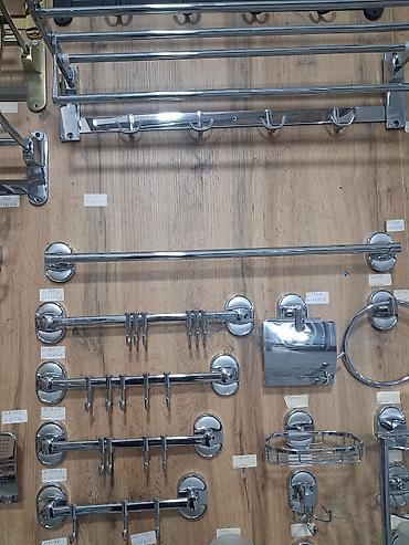 Hamam aksesuarları – xrom rəngdə divar asılqan və tutacaqlar komplekti