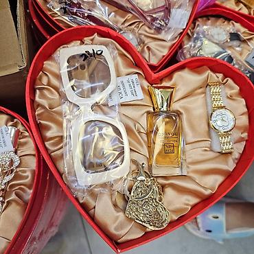 monine torbice: Poklon setovi u srcastoj kutiji – više varijanti Elegantno aranžirani — 8