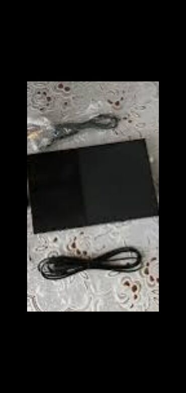 Boşqablar: Məhsul: PlayStation 2 üçün simli oyun pultu və qoşulma aksesuarları