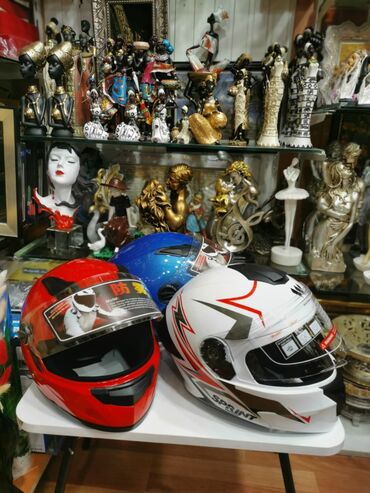 Moto dəbilqələr: Kaskalar standartdı. hər biri 40 manat. əlaqə nömrəsi 502046094