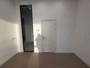 офисы в центре: Сдаю Офисный кабинет: 30 м², В бизнес центре, С ремонтом, С высокими потолками — 3