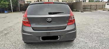 i30: Hyundai i30 hatchback, 5 qapı, tünd boz rəng. - Benzin mühərriki — 2