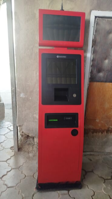 Платежные терминалы: Платежный терминал Quickpay в красном корпусе. Оснащен двумя экранами