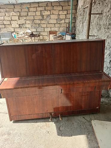 saz gence: Qəhvəyi rəngli, klassik dizaynlı upright piano. Taxta korpuslu — 1