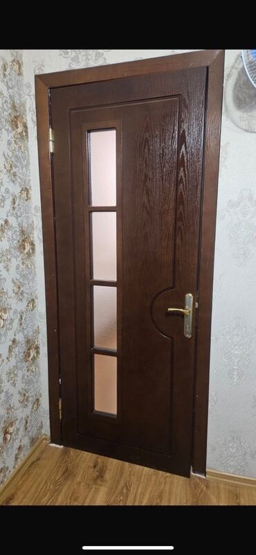 qapi otag: Daxili otaq qapısı – tünd qəhvəyi rəngdə,Şifon qapılar yaxşı
