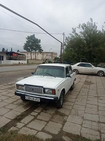 vaz 2107 2017: Ağ rəngli klassik sedan avtomobil. Şəkillərdə VAZ/Lada 2107 modeli — 3