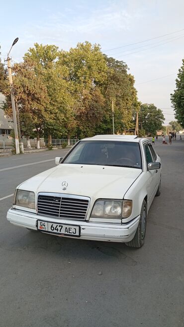 авто расрочка бишкек: Белый седан Mercedes-Benz с четырьмя дверями, оснащенный люком на