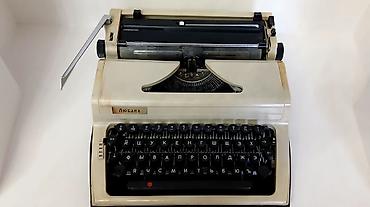 Искусство и коллекционирование: 1984 cü ilin istehsalı yazı maşını lubava əla vəziyətdə — 2