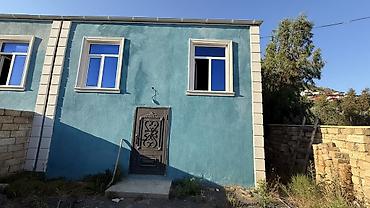 bayılda ev: Bayıl qəsəbəsində yanaşı yerləşən 2 ayrı həyət evi satılır. - Hər ev — 4