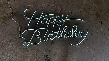 Bayram bəzəkləri: “Happy Birthday” LED neonsayağı işıqlandırma lövhəsi. 100x50 sm — 1