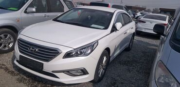 сиденье на авто: Белый седан Hyundai Sonata. Автомобиль с автоматической коробкой